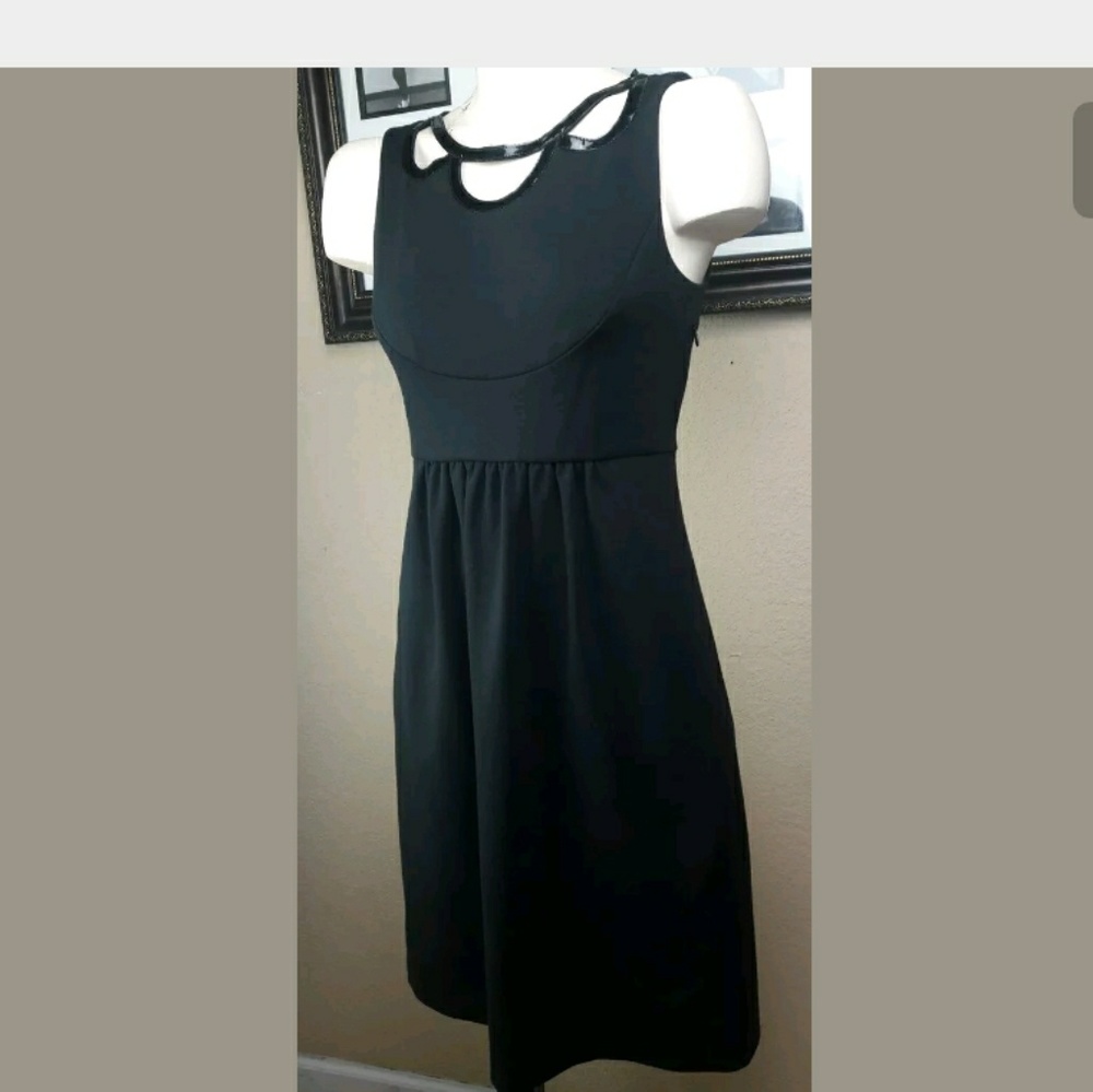 ADRIANNA PAPELL BLACK DRESS SIZE 4